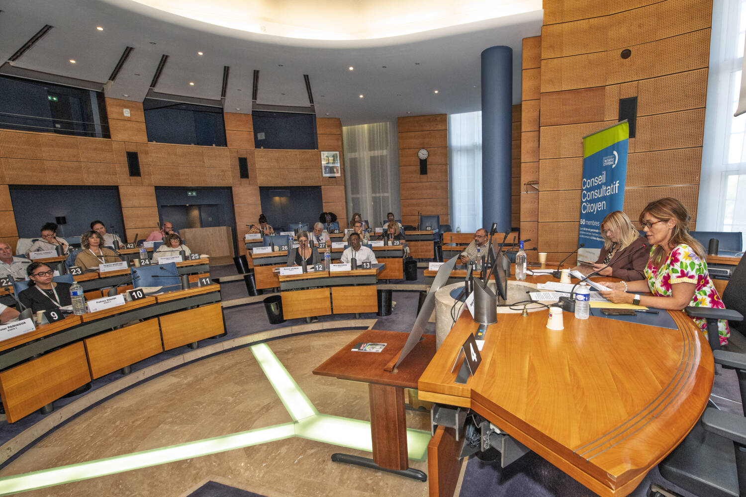 Les 42 citoyens dans l'hémicycle