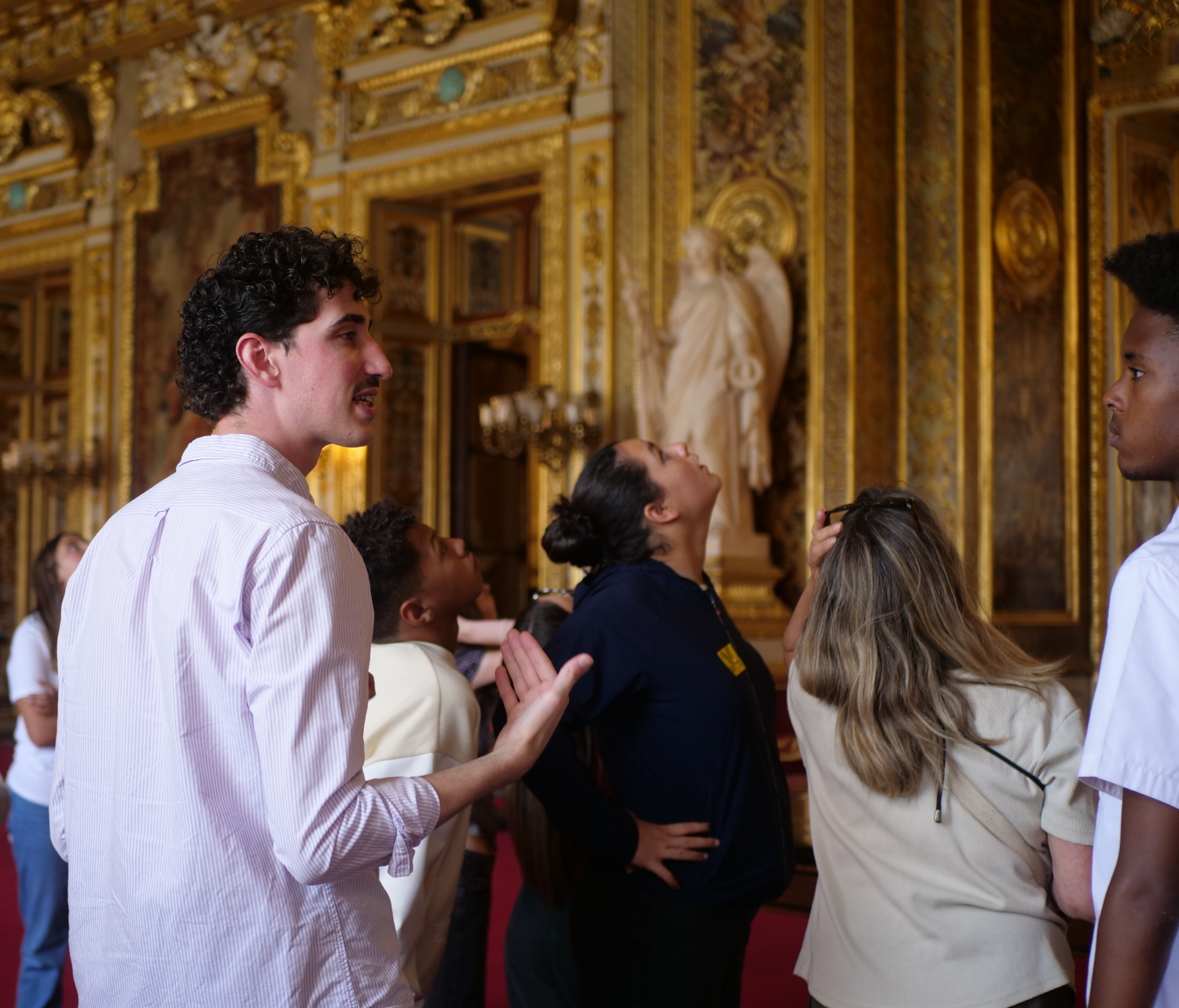 Un assistant parlementaire discutant avec un CDJ au Sénat