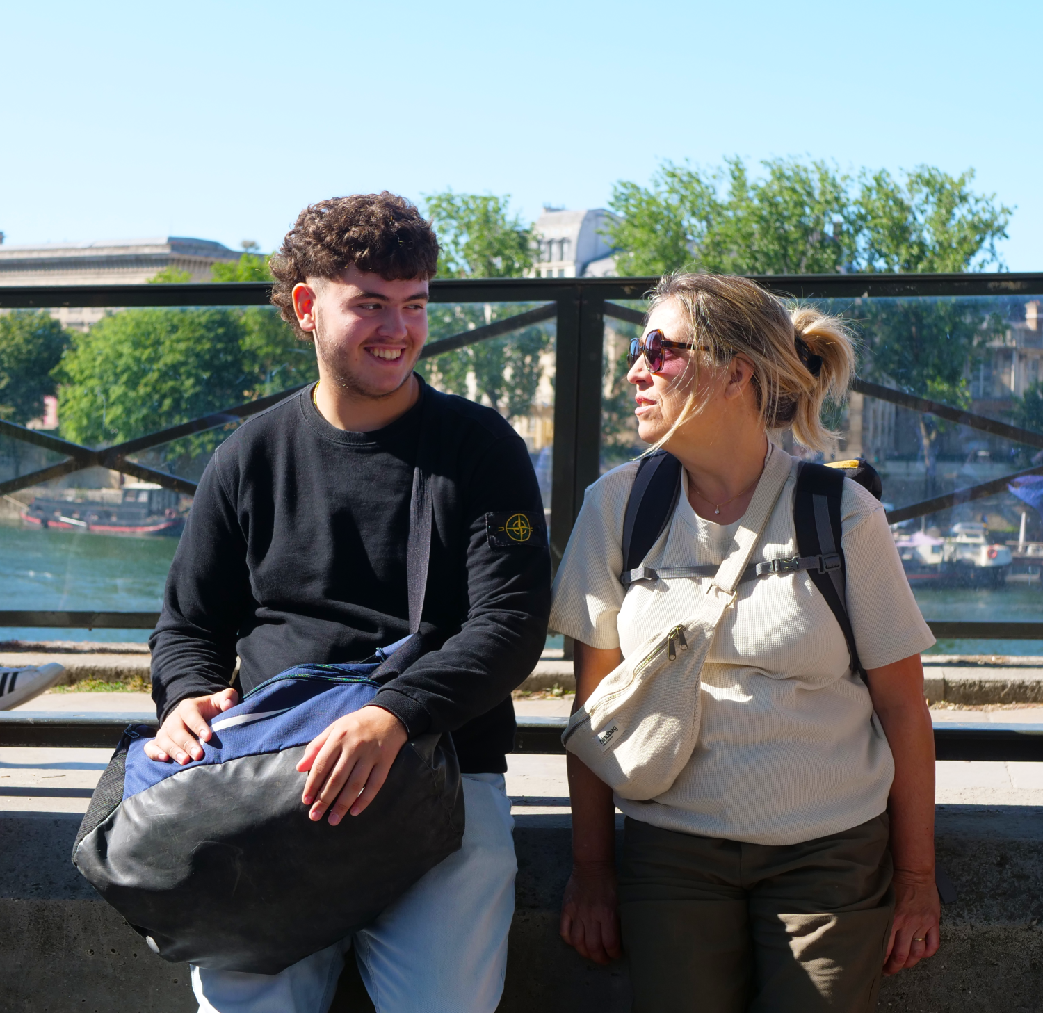Un CDJ et une agent du CD47 discutant au pont des arts