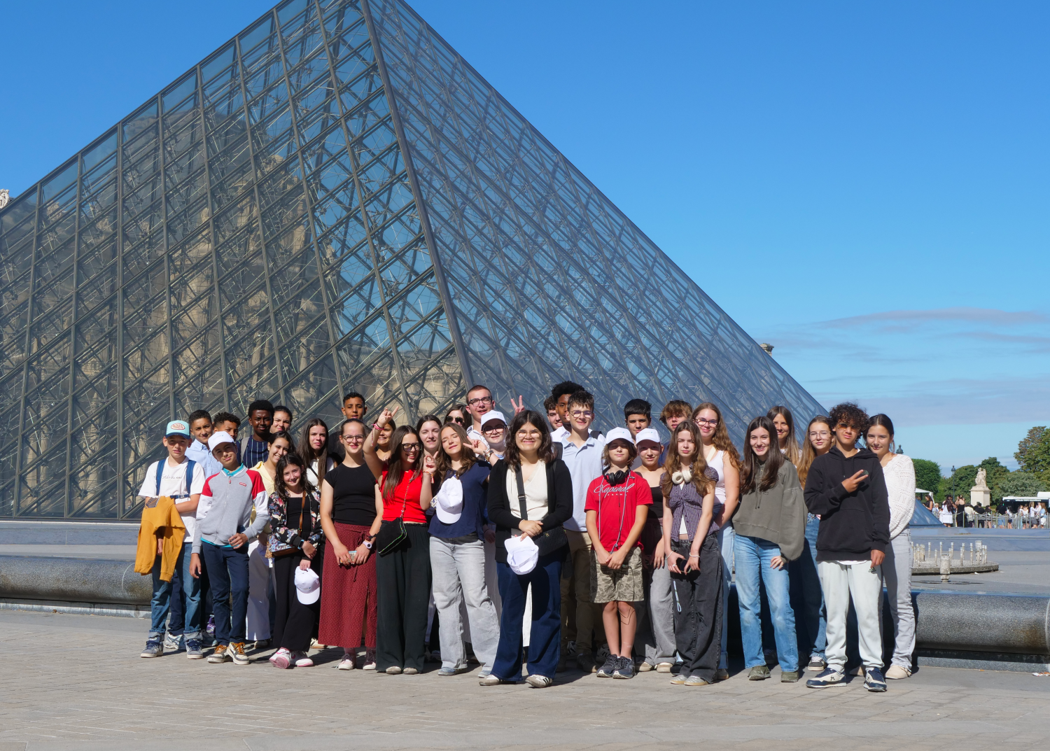 Les CDJ devant la pyramide du mudée du Louvre